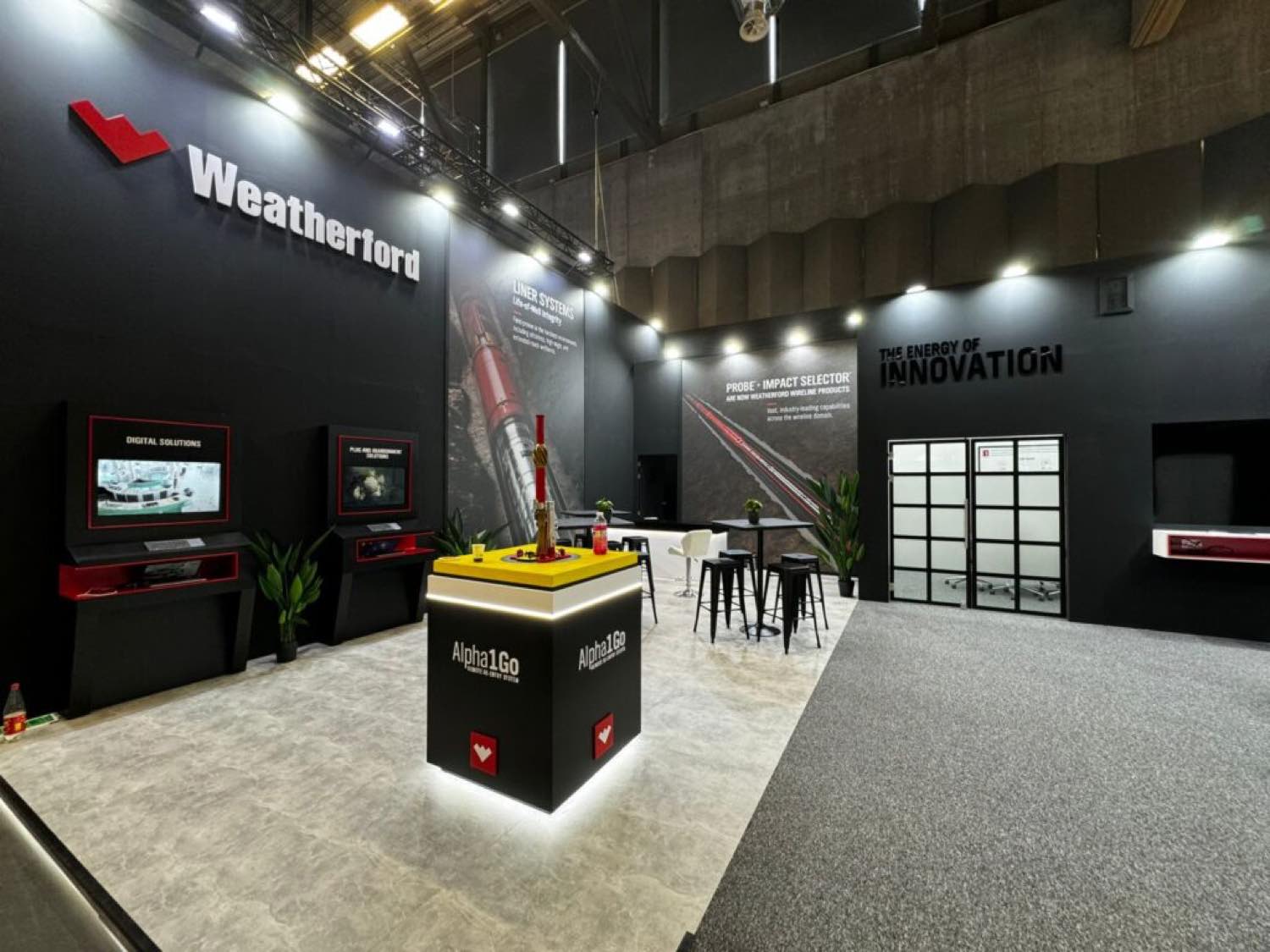 Stoisko Weatherford na targach ONS w Stavanger — ciemna zabudowa z podświetlanymi ekranami